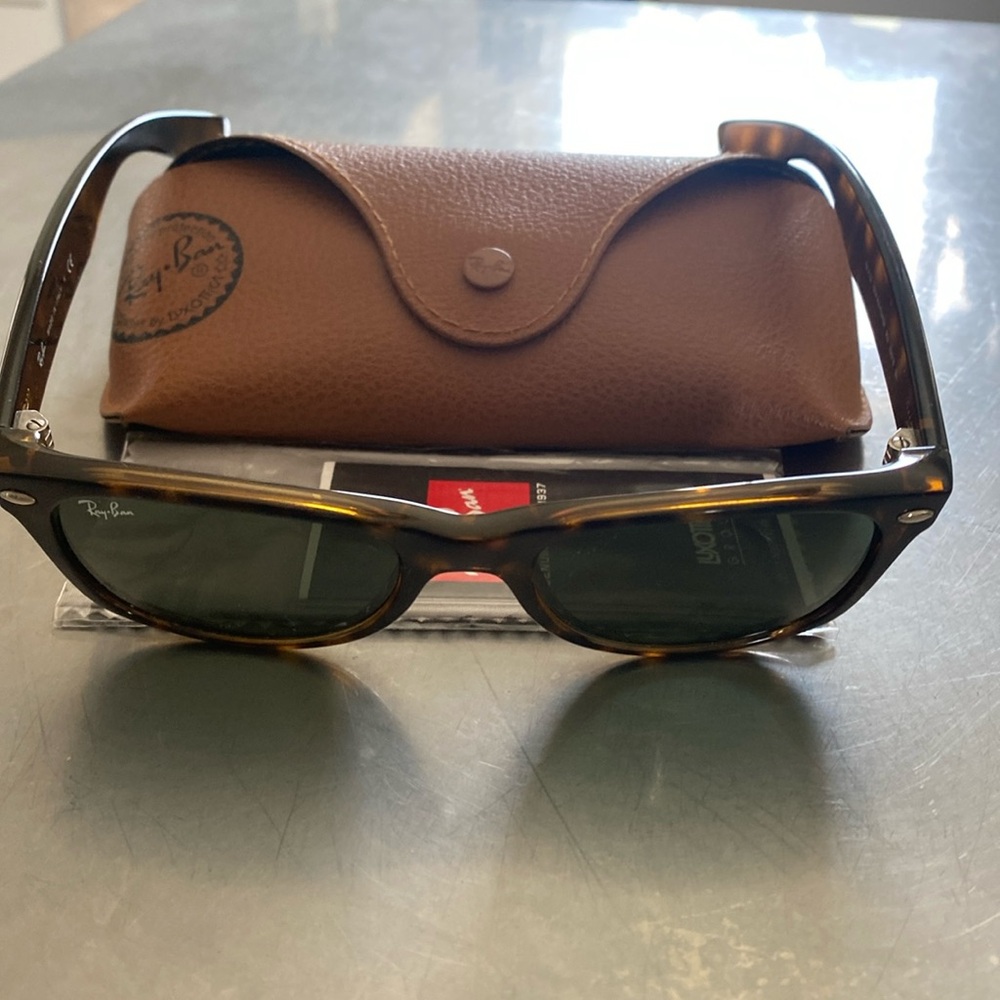 Ray-Ban New Wayfarer RB2132 Sunglasses, size 52-18